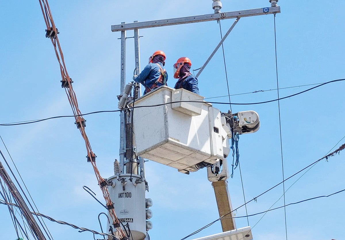 PROACTIVE MAINTENANCE. Meralco crews are hard at work to further strengthen its distribution system’s resiliency against severe weather disturbances.